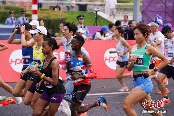2025哈尔滨马拉松开赛，35000名跑者齐聚“冰城夏