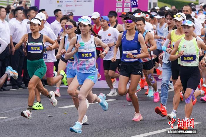 2025哈尔滨马拉松开赛，35000名跑者齐聚“冰城夏