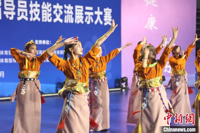 传统不失现代的姿态：青海西宁千名舞者展示多