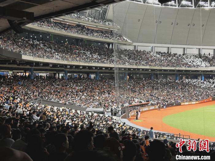前进台北大巨蛋：首场职业棒球赛引爆热潮，观