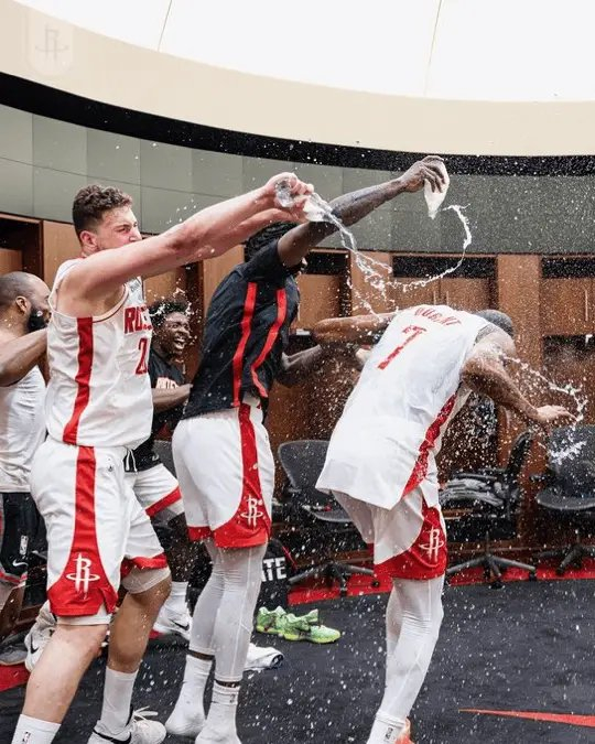 杜兰特超越乔丹登历史得分榜第五 队友泼水庆祝