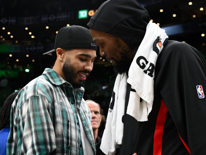 杜兰特超越乔丹登历史得分榜第五 队友泼水庆祝