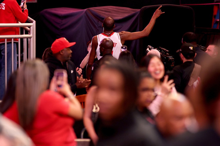 杜兰特超越乔丹登历史得分榜第五 队友泼水庆祝