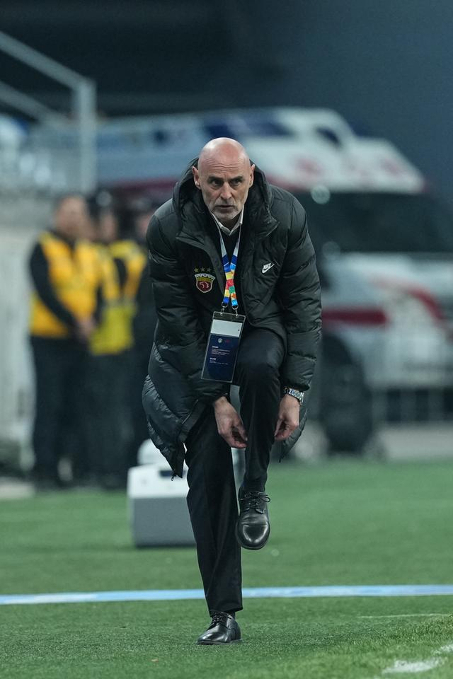 海港外援配置失衡致中场失控，三外援前锋模式