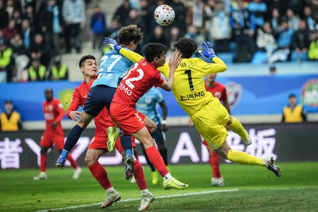 海港外援配置失衡致中场失控，三外援前锋模式